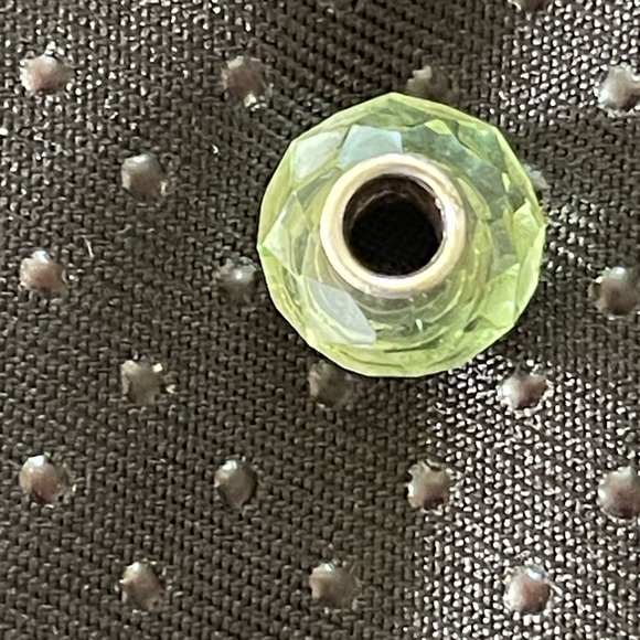 Sparkling Novobeads light green prism glass bead. - Picture 5 of 5